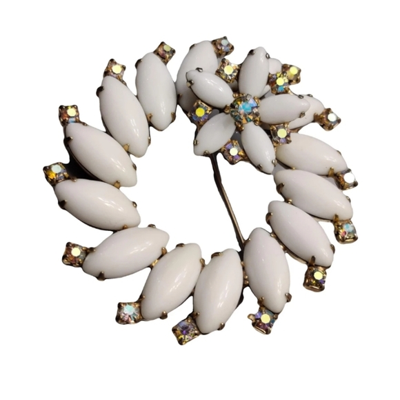 Vintage Milk Glass Brooch - Picture 2 of 9